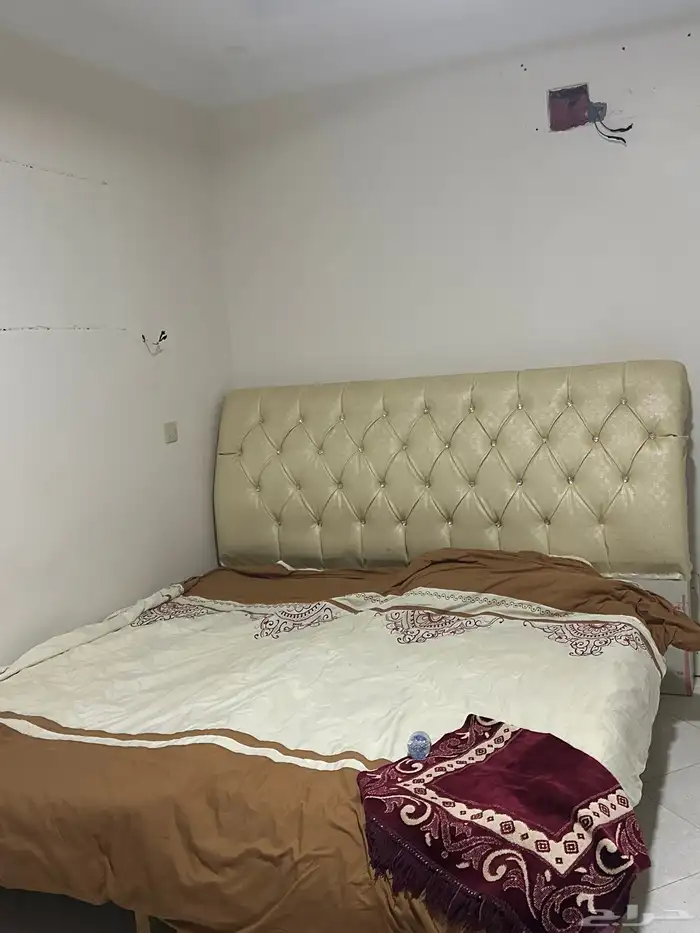 طاولة طعام و كنب و غرفة نوم للبيع 4