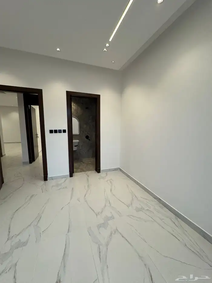 للبيع دور أول مساحه مميزه حي الجنادريه 8