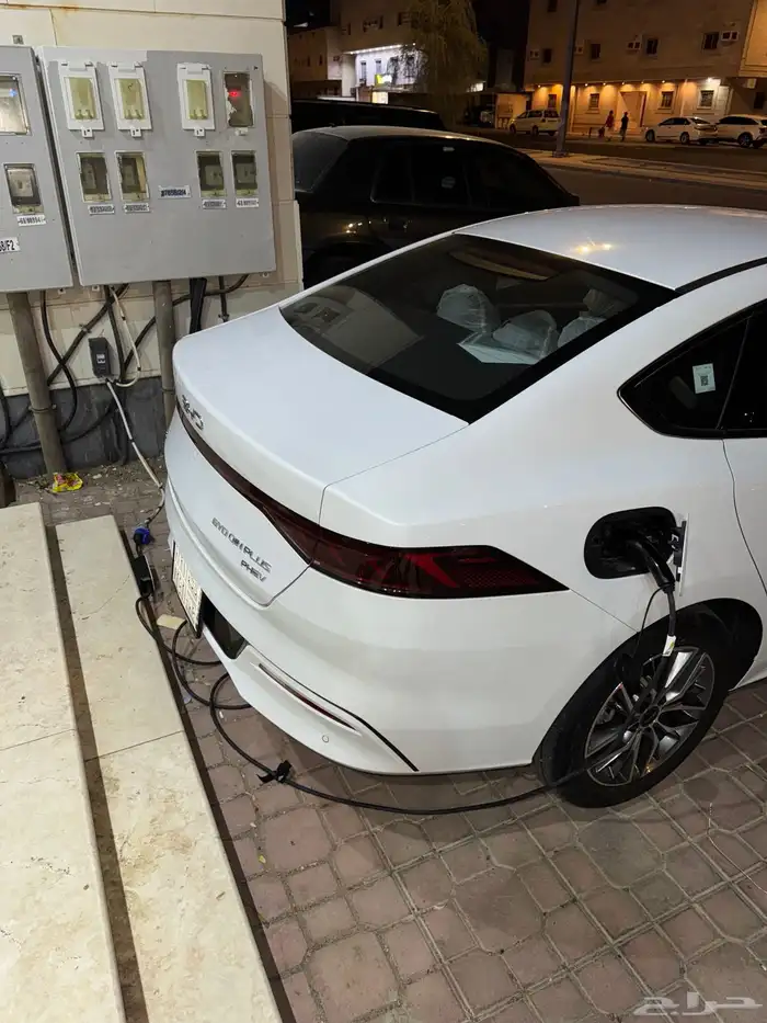 مهندس كهرباء معتمد يركب شواحن كهربائية لسيرات الكهرباء 4