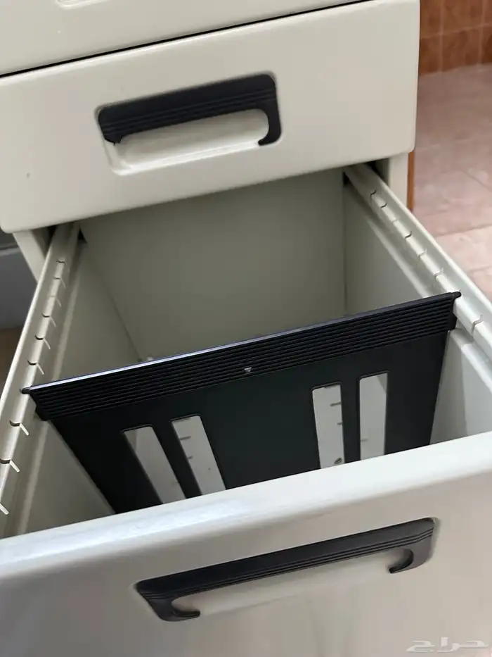 مكتب حديدي بسطح خشبي 1