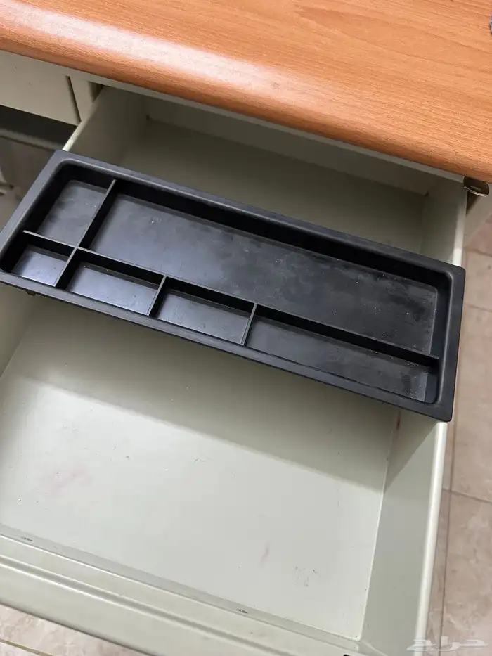 مكتب حديدي بسطح خشبي 0