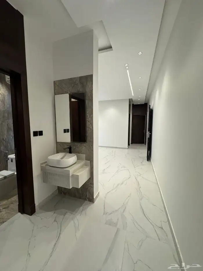 للبيع دور أول مساحه مميزه حي الجنادريه 10