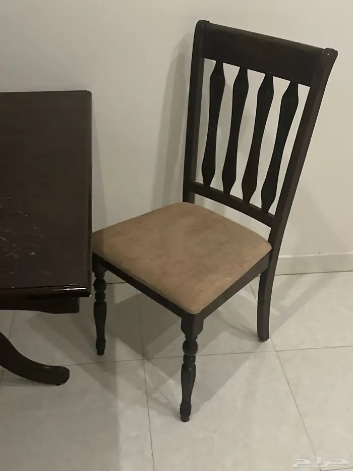 طاولة طعام و كنب و غرفة نوم للبيع 1