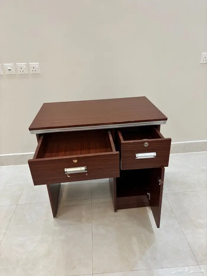 طاولة كمبيوتر أو شاشات 1