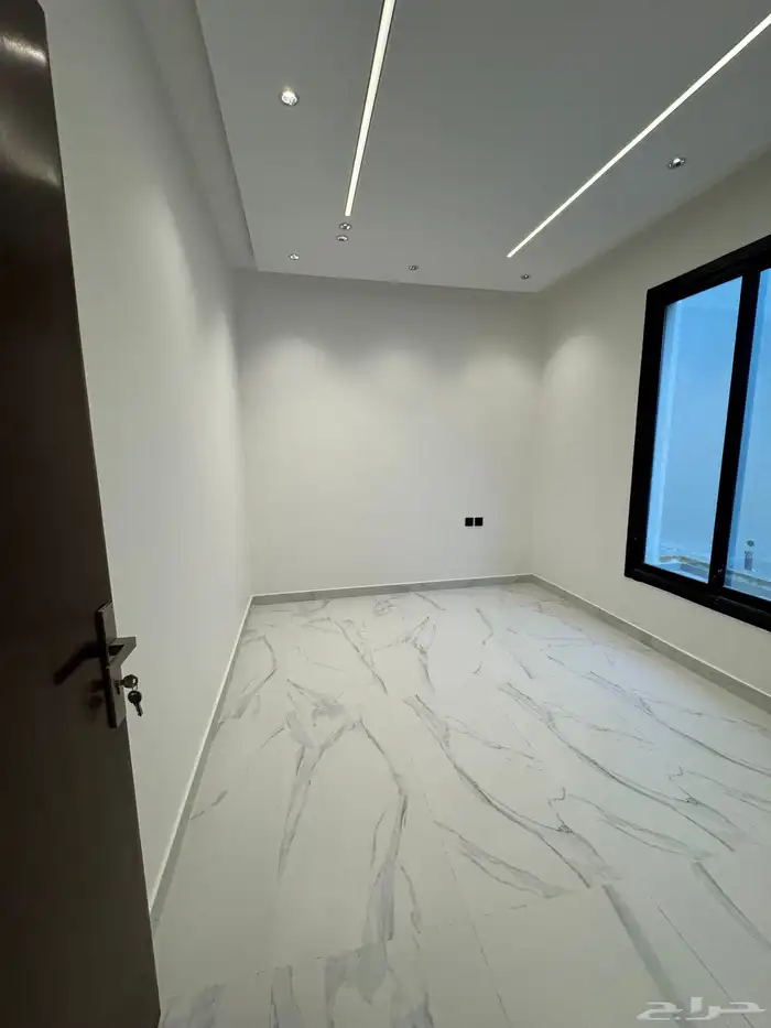 للبيع دور أول مساحه مميزه حي الجنادريه 9