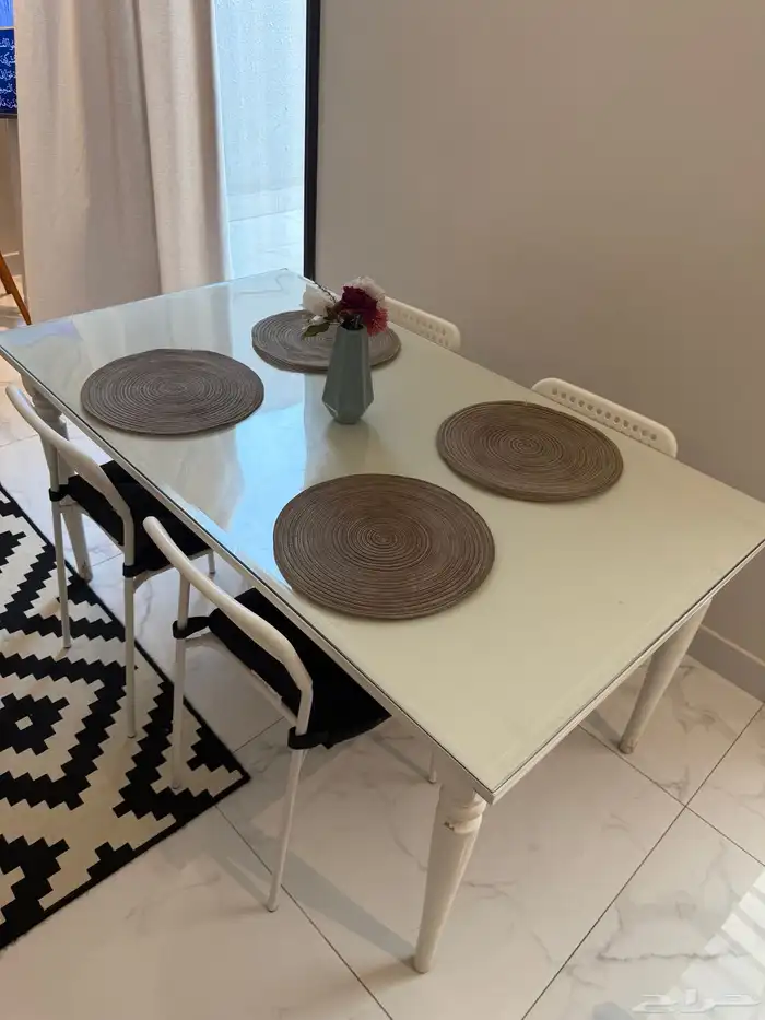 طاولة طعام مستخدمة 1