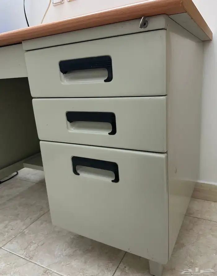 مكتب حديدي بسطح خشبي 2