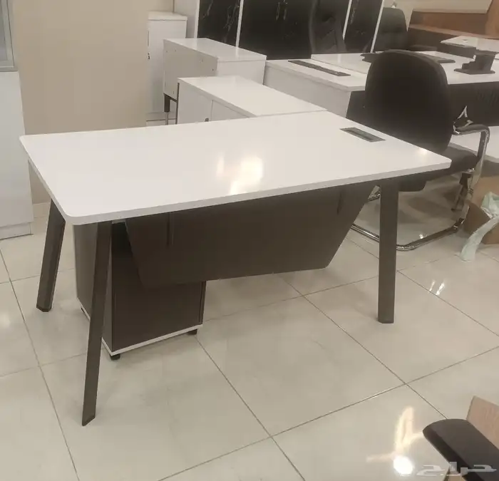 مكتب مدير عصري بتصميم فخم ومساحة عمل كبيرة 72