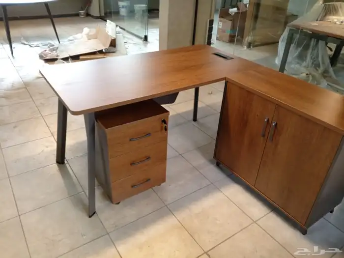 مكتب مدير عصري بتصميم فخم ومساحة عمل كبيرة 71