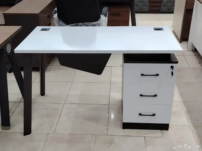 مكتب مدير عصري بتصميم فخم ومساحة عمل كبيرة 73