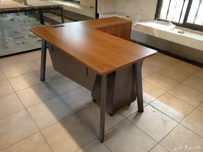 مكتب مدير عصري بتصميم فخم ومساحة عمل كبيرة 70