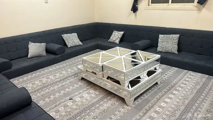 مجلس مع الطاولات 0