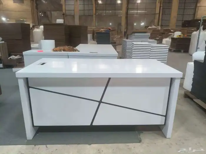 مكتب مدير عصري بتصميم فخم ومساحة عمل كبيرة 76