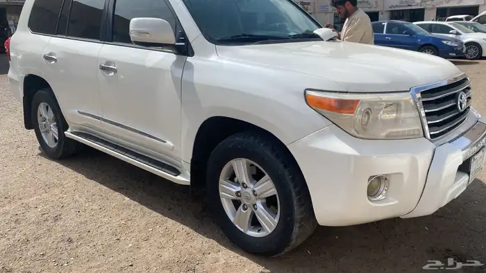 لاندكروزر2013قل كامل سعودي ماش550الف بدي وكاله رش رفرف خارج 0
