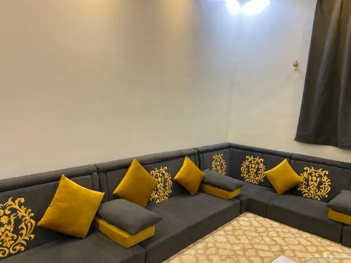 مجلس عربي نظيف وجميل مرتب جدا  مع 2 طاولات زوايا قزاز 0