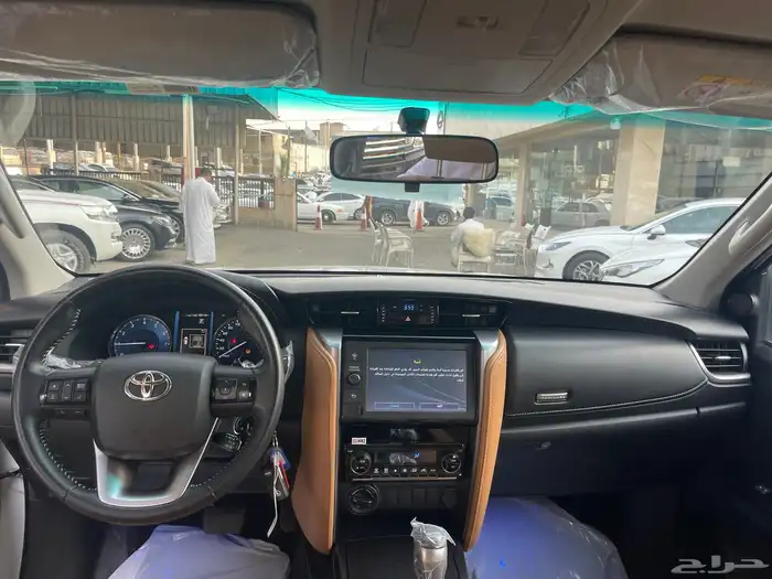 فورتشنر 2023 V6 شبه الاصفار 4