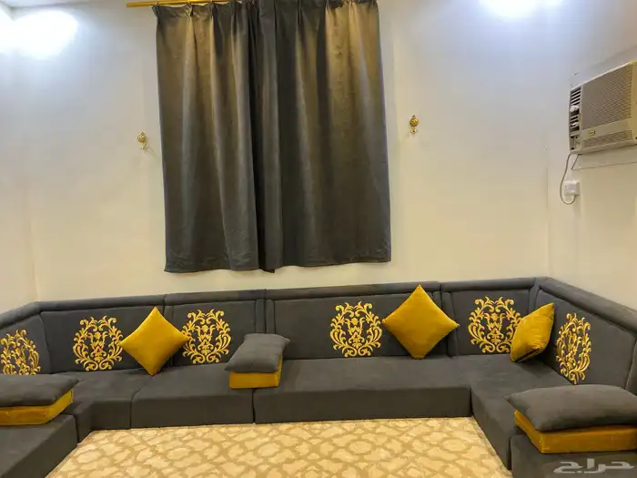 مجلس عربي نظيف وجميل مرتب جدا  مع 2 طاولات زوايا قزاز 1