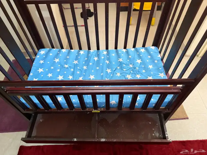 سرير اطفال بحالة جيدة للبيع 1