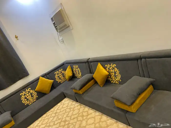 مجلس عربي نظيف وجميل مرتب جدا  مع 2 طاولات زوايا قزاز 2