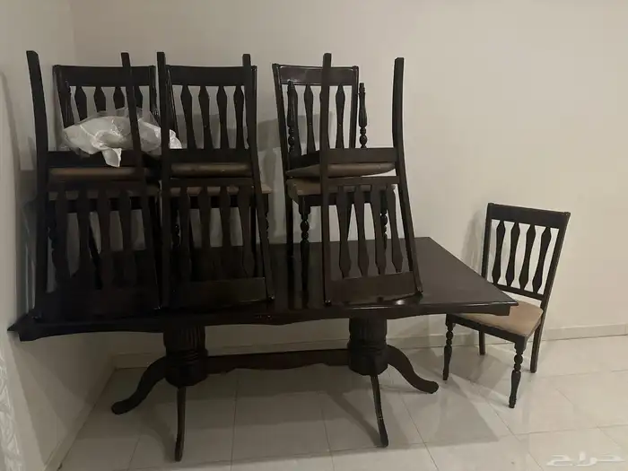 طاولة طعام و كنب و غرفة نوم للبيع 2
