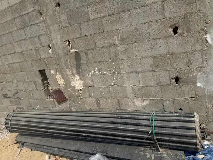 باب كراج اسود اللون استعمال 7شهور ماكينه كهربائيه المقاس 3. 0