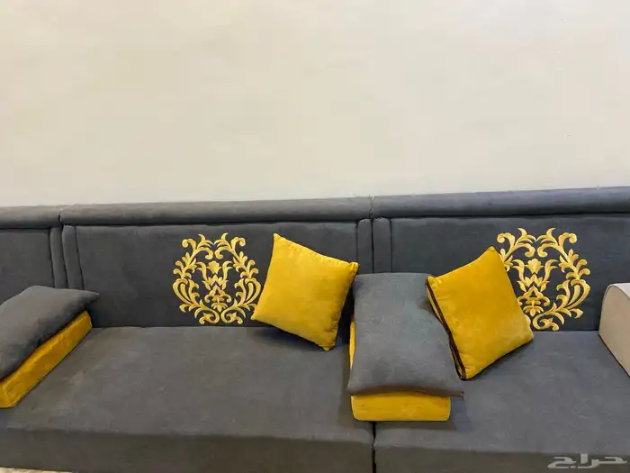 مجلس عربي نظيف وجميل مرتب جدا  مع 2 طاولات زوايا قزاز 3