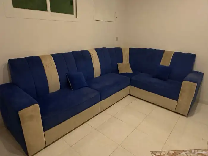 طاولة طعام و كنب و غرفة نوم للبيع 3
