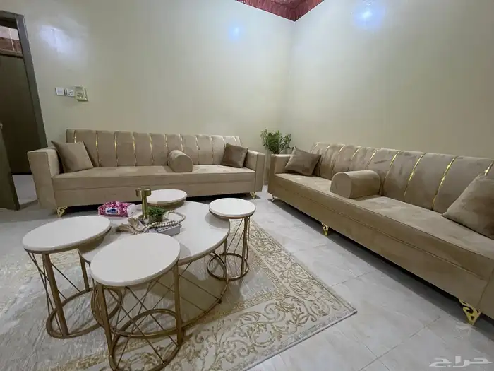 اثاث مستخدم نظيف للبيع كنب وطاوله وسجاده وستاره للبيع 2
