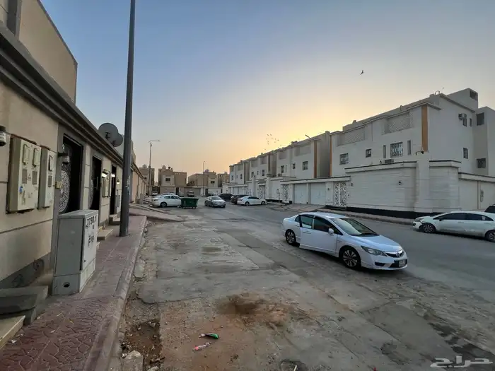 دور للبيع مساحة 250 متر 2