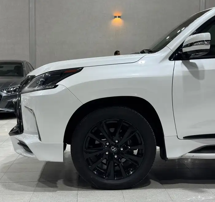 جيب لكزس LX570 موديل 2019 بلاك اديشن فل كامل مستعمل . 6