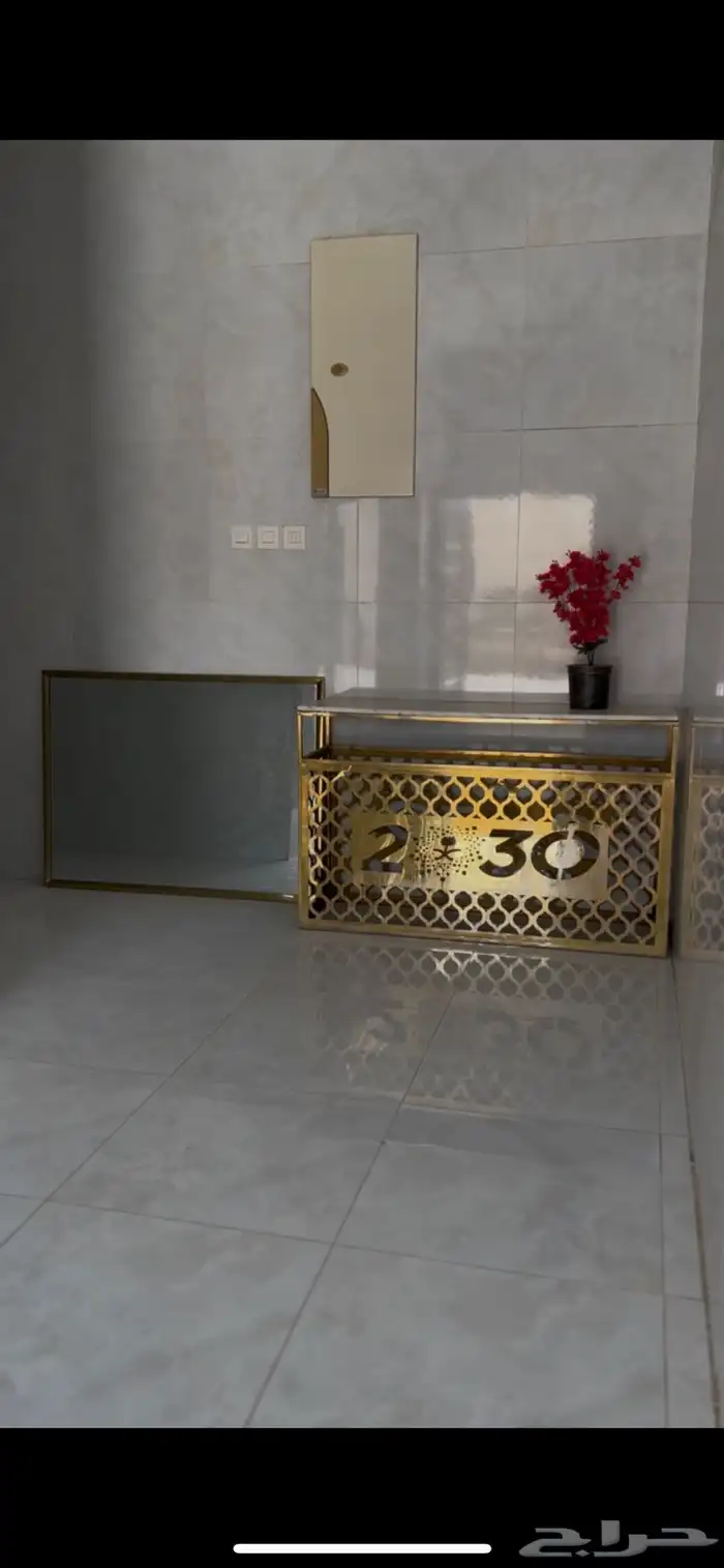 طاولة جديده مع المرايه فيها بس كسر بسيط من جانب بسيط 0