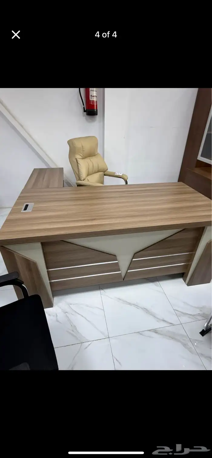 مكتب مدير عصري بتصميم فخم ومساحة عمل كبيرة 48