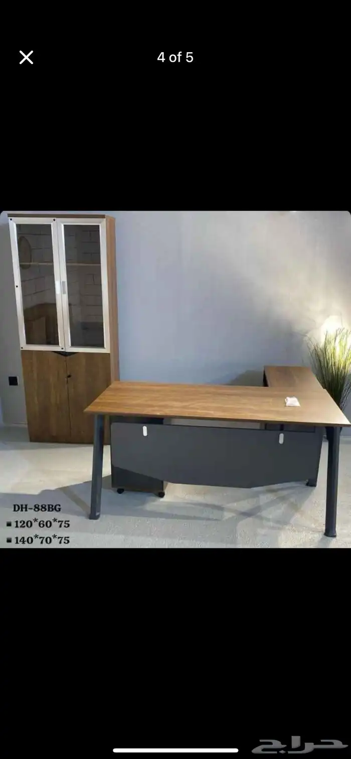 مكتب مدير عصري بتصميم فخم ومساحة عمل كبيرة 38