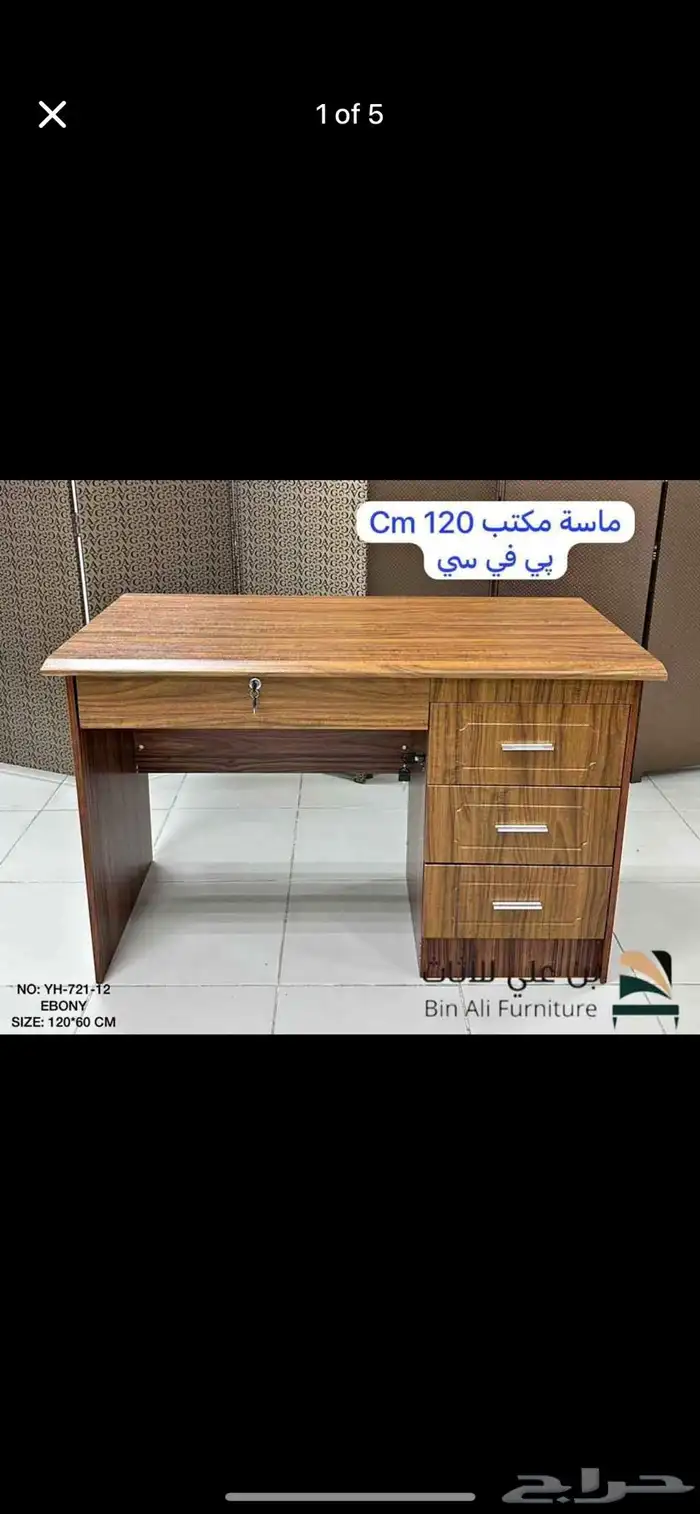 مكتب مدير عصري بتصميم فخم ومساحة عمل كبيرة 42