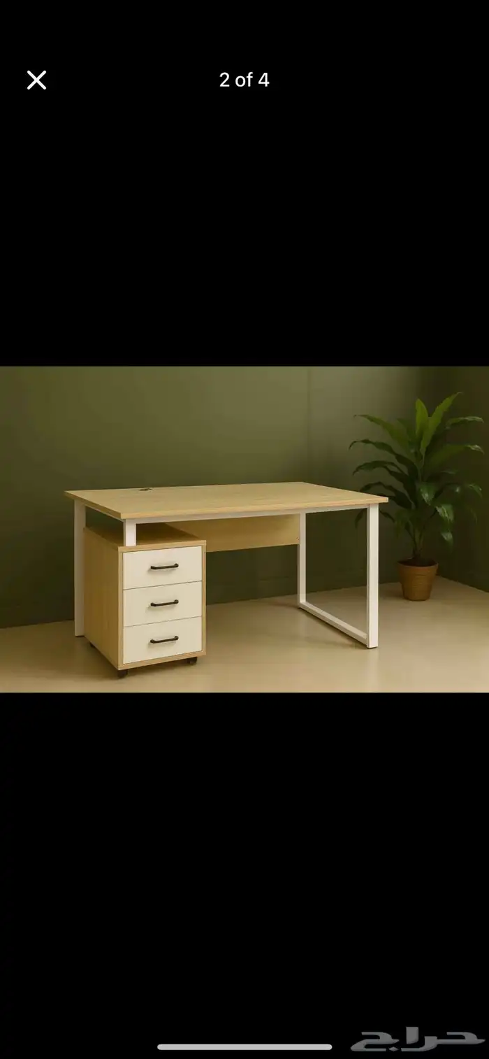 مكتب مدير عصري بتصميم فخم ومساحة عمل كبيرة 37