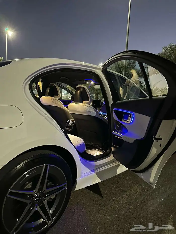 مرسيدس C300e 2023 شبه جديد 7