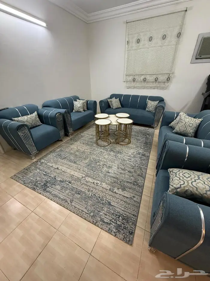للبيع كنب 9 اشخاص مع طاولة وفرشة وستاره 0