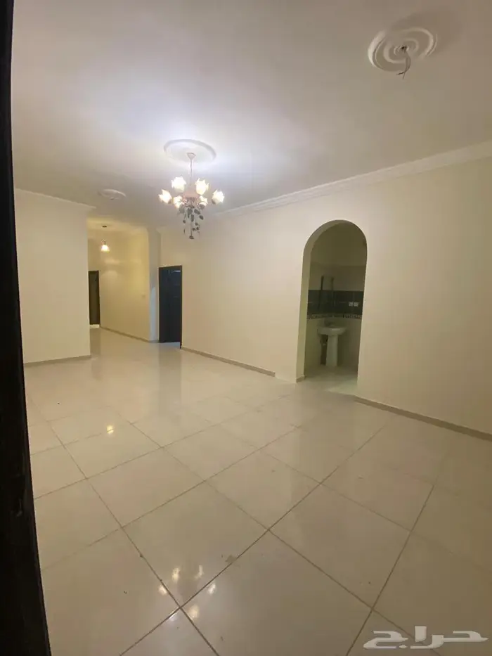 شقة جديدة للايجار بحي الريان 5 غرف 2