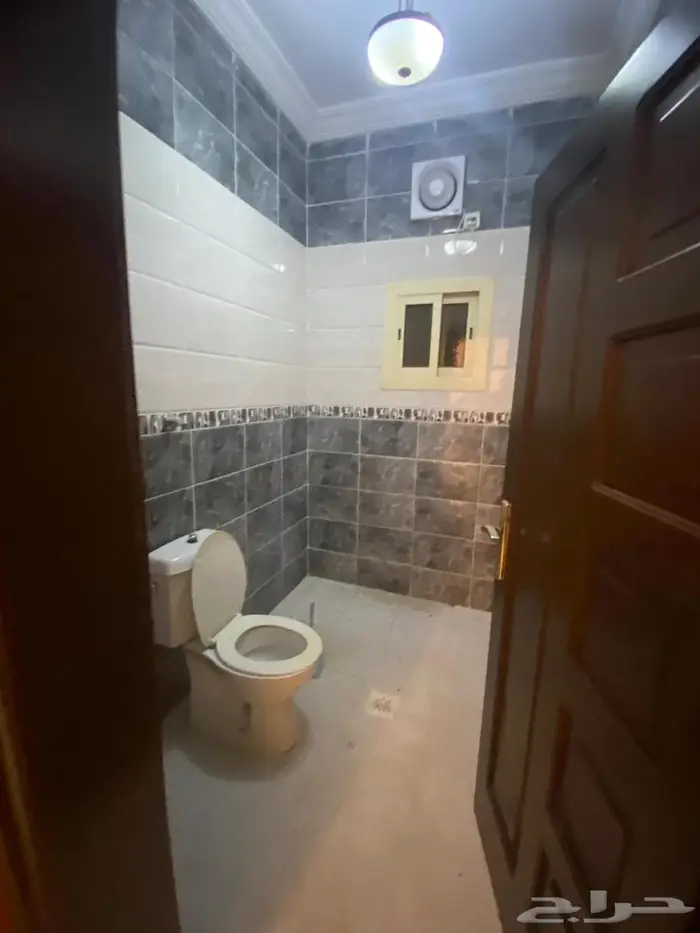 شقة جديدة للايجار بحي الريان 5 غرف 6