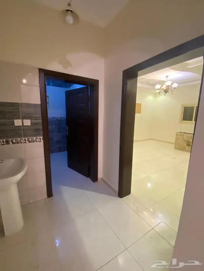 شقة جديدة للايجار بحي الريان 5 غرف 1