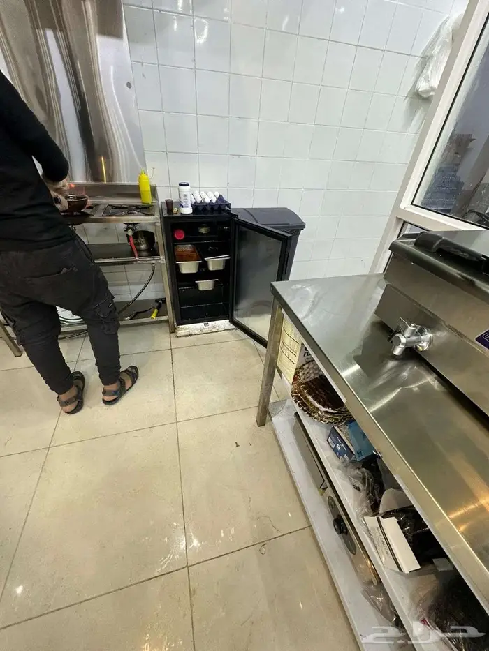 اعلان بيع كافتيريا جاهزة للعمل في موقع محطات للباصات 7
