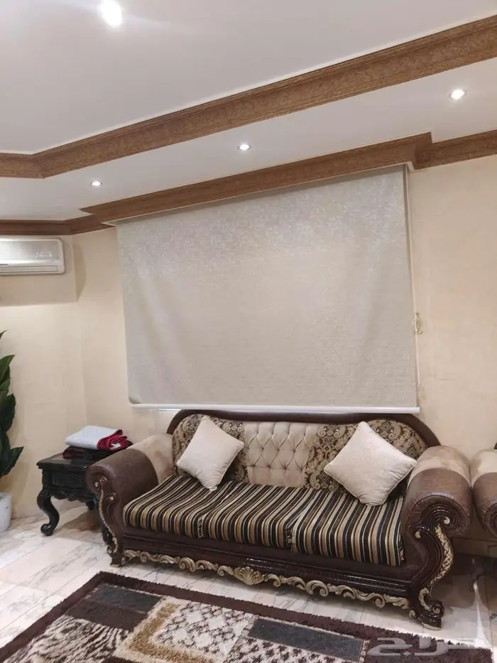 كنب مجلس للبيع مع الستاير والسجاد 10