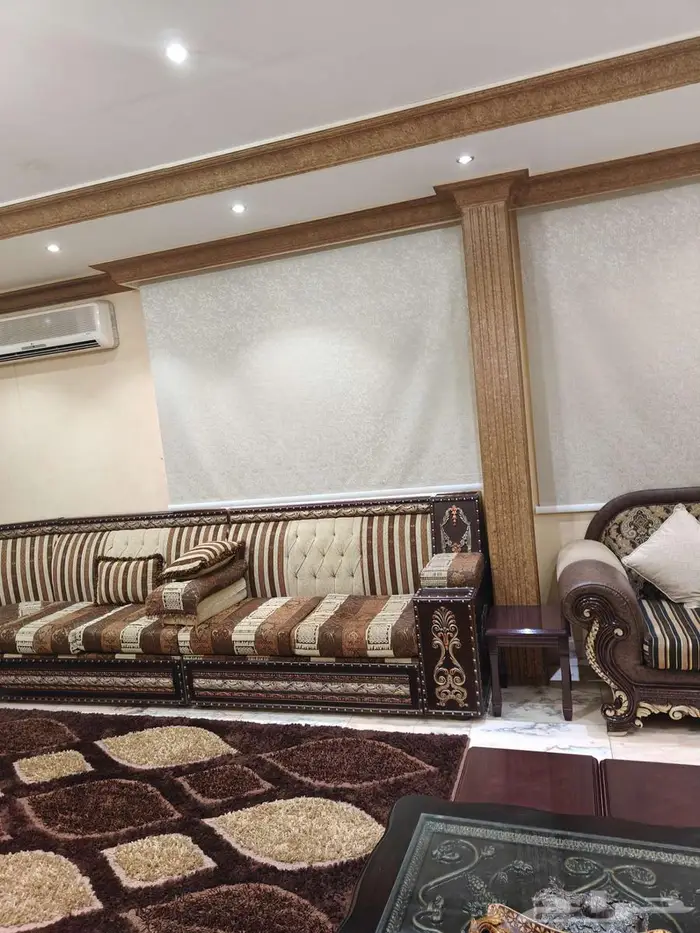 كنب مجلس للبيع مع الستاير والسجاد 3