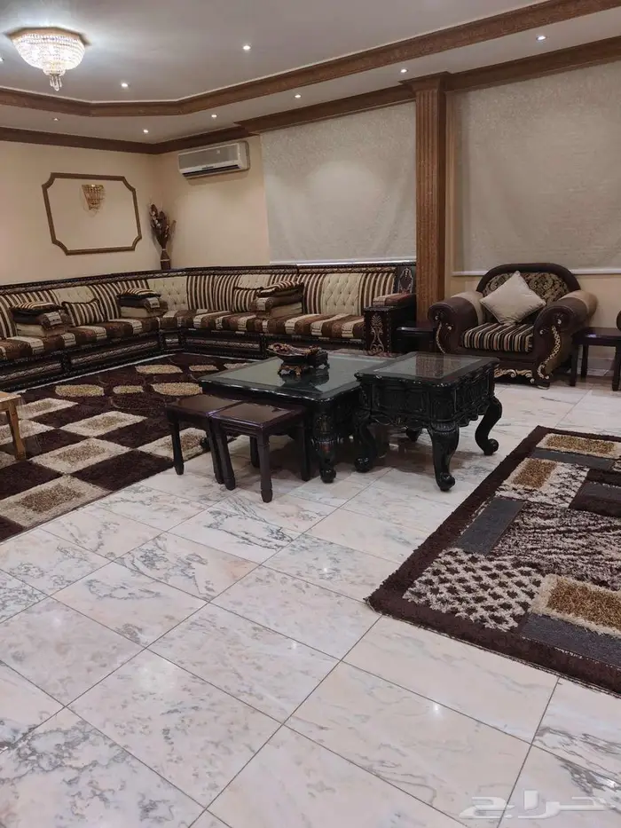 كنب مجلس للبيع مع الستاير والسجاد 1