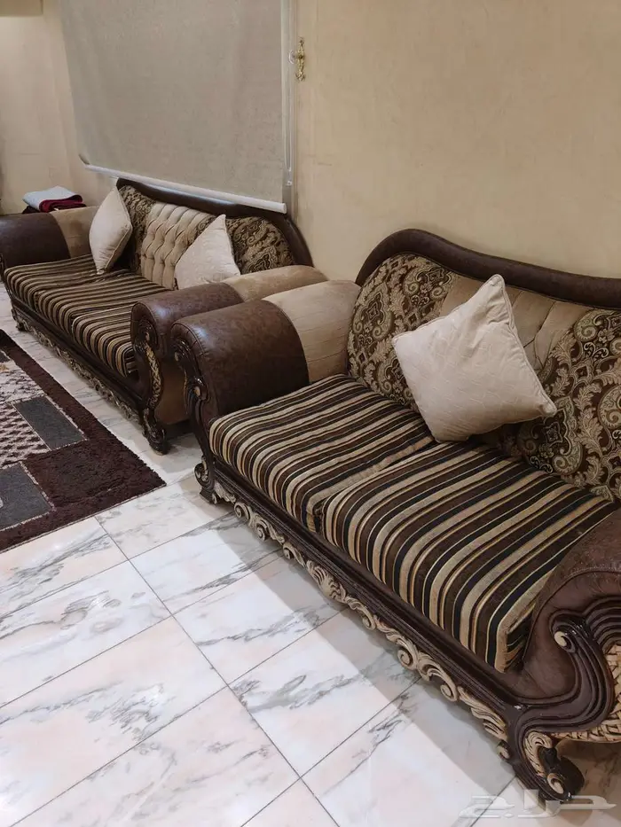 كنب مجلس للبيع مع الستاير والسجاد 9