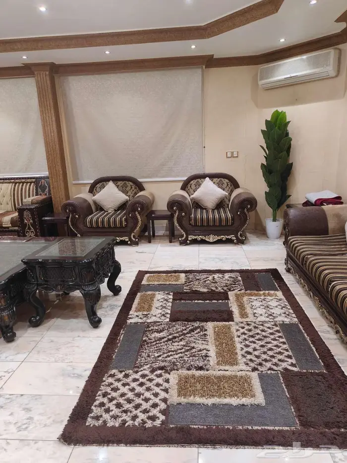 كنب مجلس للبيع مع الستاير والسجاد 4