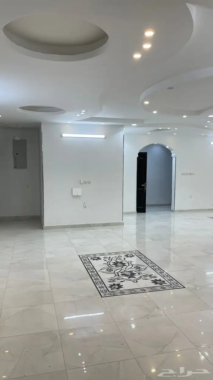 شقه 6 غرف دور كامل للايجار الحلقه الشرقيه 7
