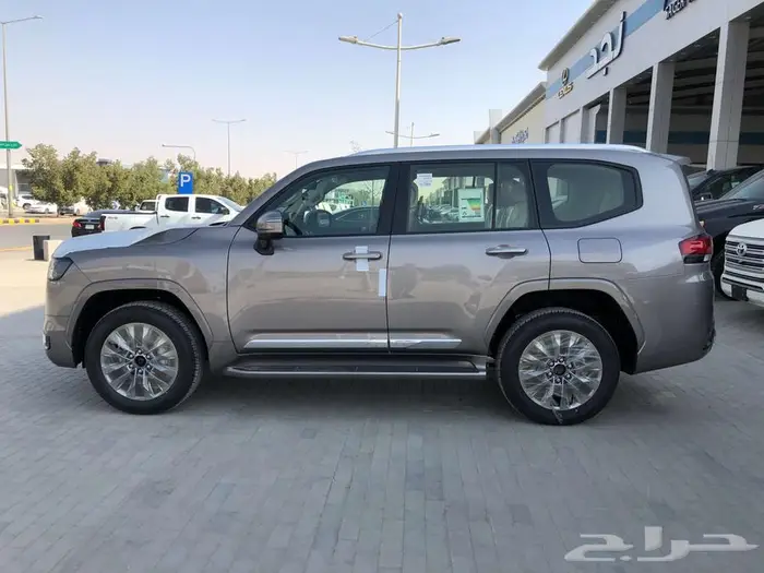 لاندكروزر GXR L4 بنزين موديل 2024 بطاقه جمركيه 6
