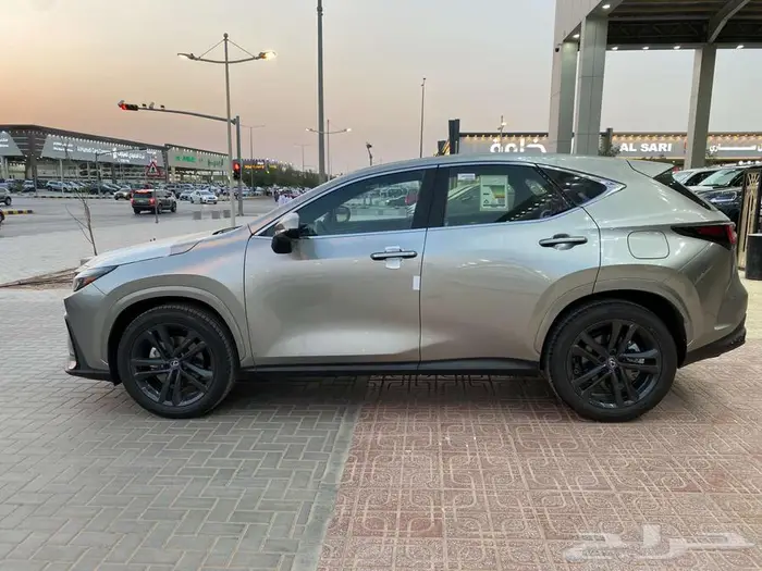 لكزس NX 350 AA 2025 تيتانيوم داخلي احمر 4