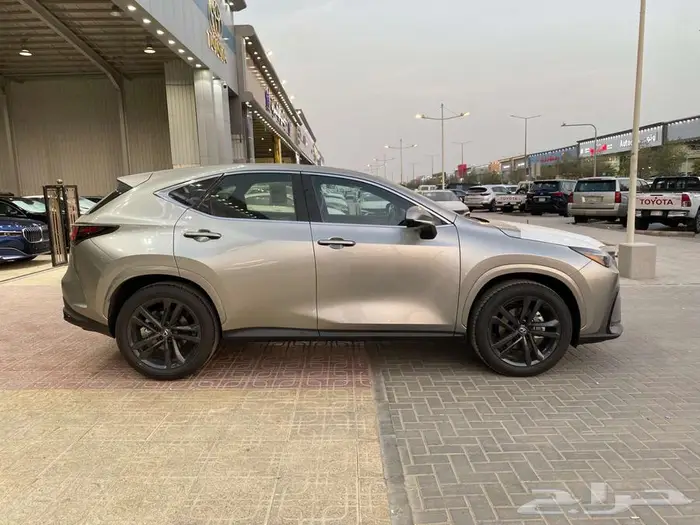 لكزس NX 350 AA 2025 تيتانيوم داخلي احمر 3